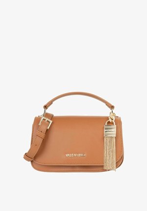 Borsa a mano in pelle marrone con tracolla staccabile, manico superiore e un dettaglio a nappina dorata con piastra logo. Forma rettangolare.