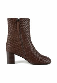 Stivaletto in pelle intrecciata marrone con zip laterale e tacco impilato affusolato, caratterizzato da una superficie testurizzata e una punta arrotondata.