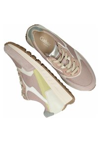 Helle pinke Sneakers aus Mesh- und Wildledermaterial, mit weißen und gelben Akzenten, strukturiertem Außensohle und einer glänzenden silbernen Zunge. Gabor-Branding sichtbar.