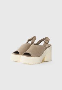Grå semsket plattform sandaler med åpen tå og slingback stropp. Kraftig hvit strukturert hæl og spenne detalj.