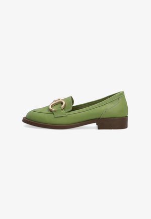 Grüne Lederloafers mit einer dekorativen goldenen Schnalle, runder Zehenform, niedrigem braunen Absatz und Ziernähten an den Seiten.