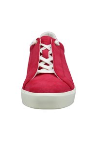 Rote Wildledersneaker mit weißen Schnürsenkeln und weißer Sohle, von vorne auf einem weißen Hintergrund betrachtet.