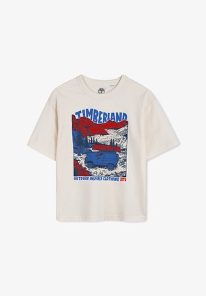 Beige T-shirt met korte mouwen met een blauwe en rode outdoor-print van bergen en een busje, met de tekst "Timberland Outdoor Inspired Clothing".