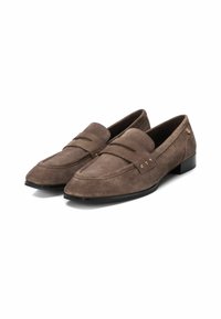 Mocasines de ante marrón con una puntera ligeramente puntiaguda, que presentan dos bandas cosidas en la parte frontal y pequeños acentos dorados a los lados.