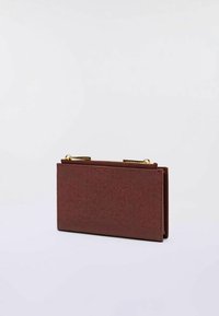 Bordó texturovaná peněženka se zipovým uzávěrem, se zlatými kovovými akcenty a minimalistickým designem, kompaktní obdélníkový tvar.