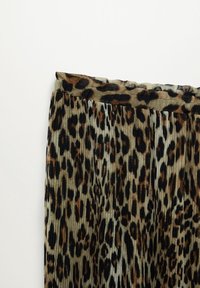 Skládaná sukně s leopardím potiskem v odstínech zelené, hnědé a černé. Má jemnou texturu a pas pro zvýšení pohodlí.