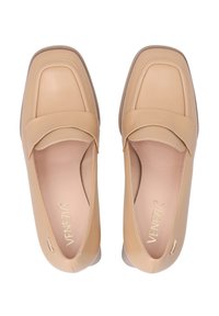 Béžové mokasíny vyrobené z hladké kůže, s hranatou špičkou, prošívanými detaily, nízkým podpatkem a embosovaným logem na stélce.