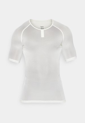 Hvit kortermet mesh t-skjorte med rund hals og en liten knappeplacket, designet for å gi pusteevne og komfort.