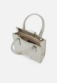 Borsa metallic silver con due manici superiori, forma rettangolare, superficie testurizzata e apertura superiore che rivela una fodera beige e una tasca interna.