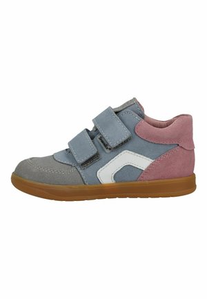 Scarpa da ginnastica alta per bambini in pelle scamosciata grigia, blu e rosa con dettagli bianchi e due cinturini regolabili in velcro, suola in gomma marrone.
