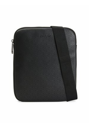 Schwarze Crossbody-Tasche von Calvin Klein mit geprägt-CK-Muster, rechteckiger Form, Reißverschluss und breitem verstellbarem Schulterriemen.