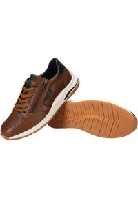 Chaussures en cuir marron avec un design perforé, accents noirs, lacets et fermeture éclair sur le côté. Semelle intermédiaire blanche et semelle extérieure en caoutchouc avec un motif texturé.