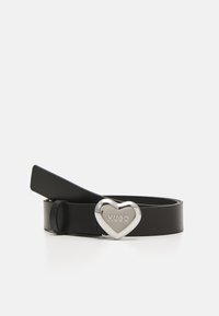 Zwarte leren riem met een smal ontwerp, voorzien van een hartvormige zilveren gesp met "HUGO" erin gegraveerd. Soepele textuur, minimalistische stijl.