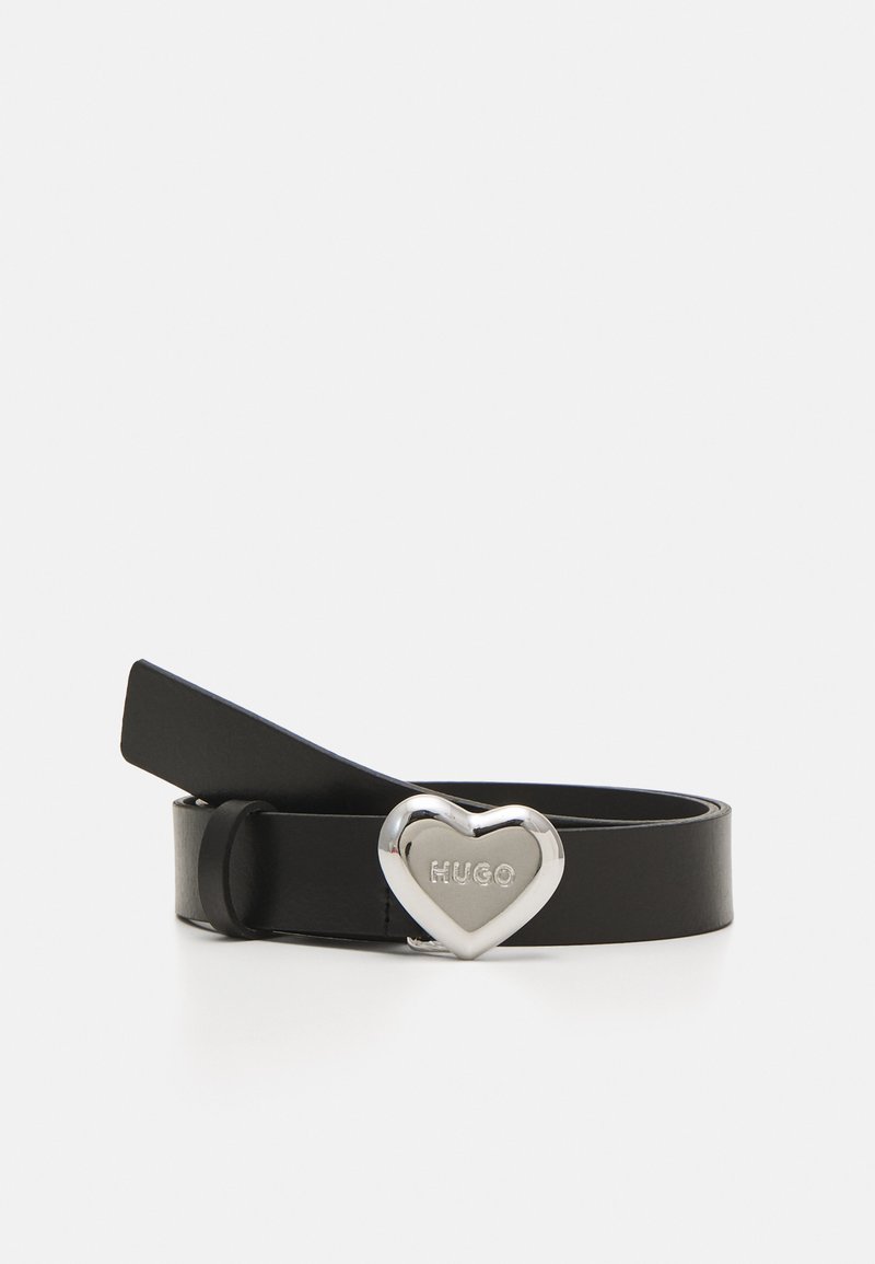 Zwarte leren riem met een smal ontwerp, voorzien van een hartvormige zilveren gesp met "HUGO" erin gegraveerd. Soepele textuur, minimalistische stijl.