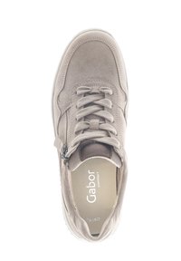 Beige suède sneaker met ronde neus, gestructureerde veters, ritssluiting aan de zijkant en een gevoerde binnenzool. Logo gedrukt op de binnenzool. Platte rubberen zool.