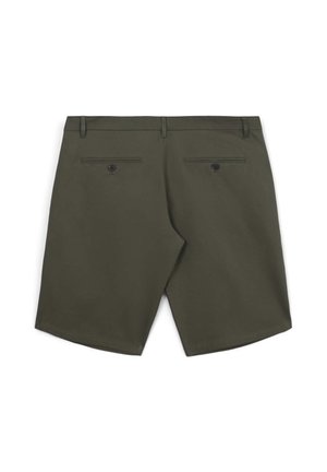 Shorts verde oliva realizzati in tessuto con una texture liscia. Presentano tasche posteriori con bottoni e passanti per cintura. Taglio sartoriale con parte frontale piatta.