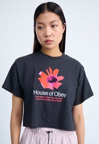 Obey Clothing HOUSE OF FLORAL - Camiseta estampada - digital black