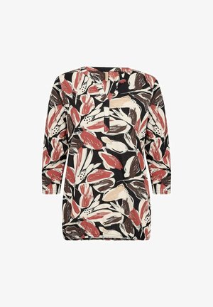 Blus med blommönster som har en svart bakgrund med röda, bruna och krämfärgade blad. V-ringning och trekvartslånga ärmar. Mjuk tyg.