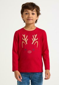 Rød langærmet T-shirt med guldgevir og et struktureret rødt næsedesign på fronten. Blødt bomuldsstof, rund halsudskæring, afslappet pasform.