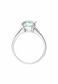 Anello in argento con un grande smeraldo rettangolare di colore verde chiaro e due pietre laterali, accentuato da piccole gemme bianche lungo la fascia.