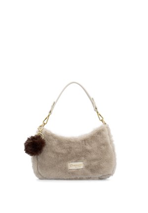Bolso de mano de pelo sintético beige con asa blanca, herrajes dorados y un adorno de pompón marrón unido a un lado.