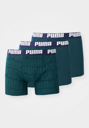 Trei boxeri scurți Puma de culoare verde închis cu benzi elastice bleumarin, doi simpli și unul cu modele de logo-uri Puma pe întreaga țesătură.