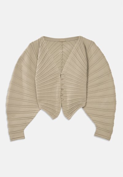 Cardigã pregueado bege com decote em V profundo, fecho de botão e mangas largas, apresentando uma textura canelada em toda a sua extensão.