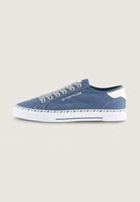 Blaue Leinensneaker mit weißen Akzenten, gestreiften Schnürsenkeln und einer strukturierten Gummisohle mit einem horizontalen blauen Streifen. Markenname sichtbar.