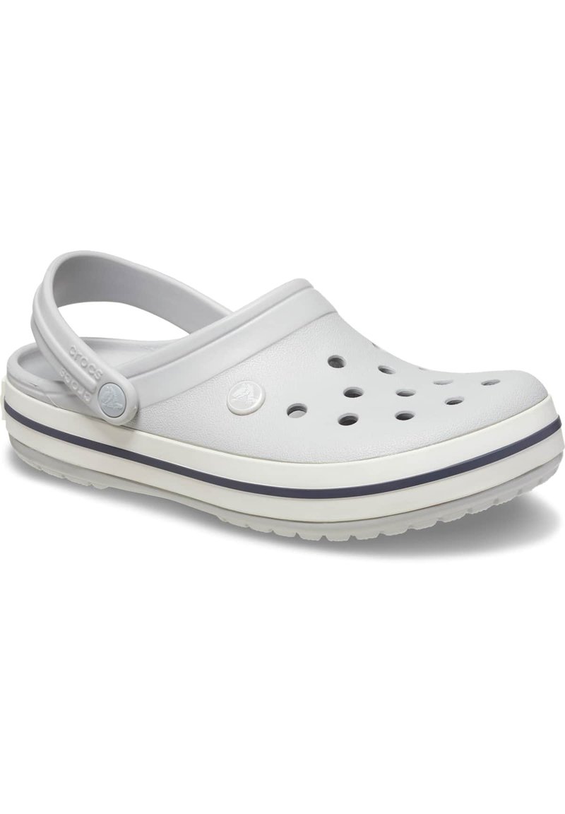 Zueco gris hecho de material ligero, con agujeros de ventilación, correa trasera y una suela blanca con una franja de acento en azul marino.