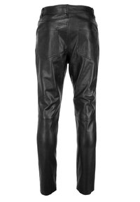 Zwarte leren broek met een strakke pasvorm, vier zakken, zichtbare stiksels en een gladde textuur. Beschikt over een middelhoge taille en taps toelopende benen.