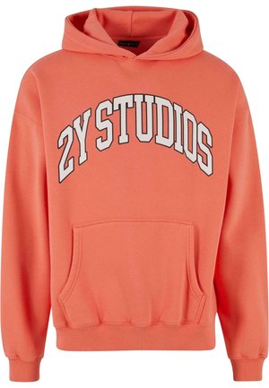 Korálová mikina s klokaní kapsou, ribbenými manžetami a spodním lemem. Obsahuje nápis "2Y STUDIOS" vytištěný šedým zakřiveným písmem na přední straně.