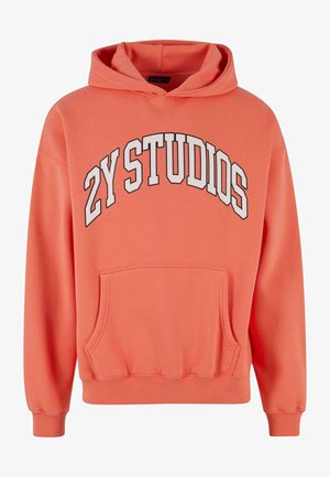 Hanorac corai cu buzunar tip kangaroo, mansete și tiv cu nervuri. Prezintă inscripția "2Y STUDIOS" imprimată în text gri arcuit pe partea din față.