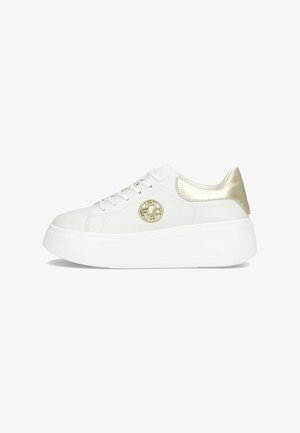 Biały tenisówka na platformie ze złotymi akcentami na pięcie i emblematem po boku, z zapięciem na sznurowadła i grubą podeszwą, widoczna z lewej strony.