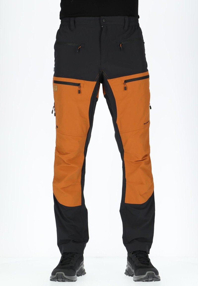 Herr vandringsbyxor med svarta och orange sektioner, som har dragkedjefickor, justerbart midjeband och slitstarkt syntetmaterial.