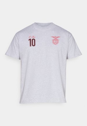 Harmaa puuvillapaita, jossa on punaisella brodeerattu teksti "O Rei" ja numero "10", sekä punainen emblem vasemmassa rinnassa.