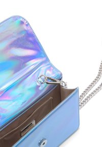 Bolso de mano iridiscente azul con un exterior suave y brillante, herrajes de plata y una correa de cadena. El interior cuenta con un forro marrón y un compartimento para tarjetas.
