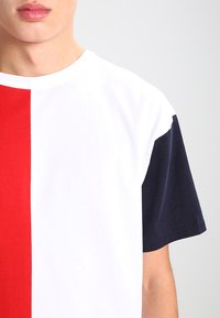 Urban Classics OVERSIZE HARLEQUIN TEE - Apdrukāts T-krekls - fire red/white/ navy
