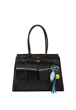 Schwarze Handtasche mit zwei vorderen Taschen und einem Schlüsselanhänger mit grünem Anhänger, blauen und grünen Schnüren sowie einem gelben Tennisball-Anhänger.
