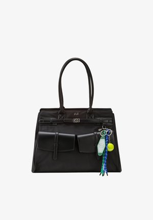Schwarze Handtasche mit zwei vorderen Taschen und einem Schlüsselanhänger mit grünem Anhänger, blauen und grünen Schnüren sowie einem gelben Tennisball-Anhänger.