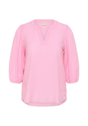 Blusa rosa texturizada con mangas abullonadas hasta el codo y escote en V, de corte holgado y dobladillo ligeramente redondeado.