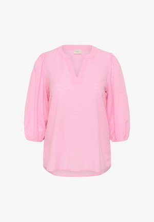 Lyserød tekstureret bluse med trekvartlange pufærmer og V-udskæring, løs pasform og let afrundet kant.