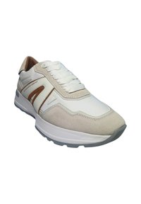 Weißer Sneaker mit Wildleder-Akzenten in hellbeige und braun, mit einer strukturierten Sohle und flachen weißen Schnürsenkeln; Markenname an der Seite.
