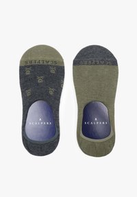 Dwie pary skarpetek niskich: jedne ciemnoszare w zielone wzory, drugie oliwkowe, obie o miękkiej fakturze z brandingiem Scalpers.