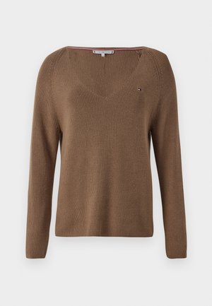 Rjav pleteni pulover z V-izrezo, dolgimi rokavi, rebrasto teksturo in majhnim logotipom na levem prsnem delu.