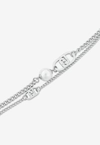 Bracciale in argento con maglie ovali, una perla bianca centrale e accenti incisi. Texture liscia con finitura lucida.