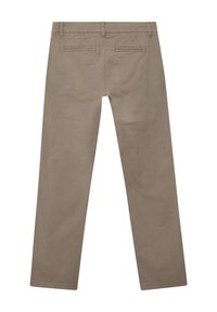 Beżowe spodnie proste z paskiem i dwiema naszytymi kieszeniami z tyłu, pokazane od tyłu na białym tle.