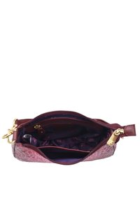 Maroon leren tas met reliëfpatroon, gouden hardware en een beige rits. Binnenkant heeft een paarse voering met bloemenmotieven en een ritsvak.