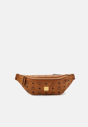 Borsa a cintura in pelle marrone con chiusura a zip, caratterizzata da un motivo logo e hardware dorato. Design compatto e arrotondato con tracolla removibile.