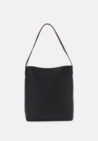 Μαύρη τσάντα tote από δέρμα με λεία υφή, κυρτή κορυφή και έναν ενιαίο ιμάντα ώμου. Μινιμαλιστικός σχεδιασμός χωρίς εμφανή μεταλλικά στοιχεία.