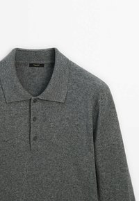 Grau meliertes Langarm-Polohemd aus Strick mit drei schwarzen Knöpfen und einem weichen Kragen, vor einem weißen Hintergrund präsentiert.